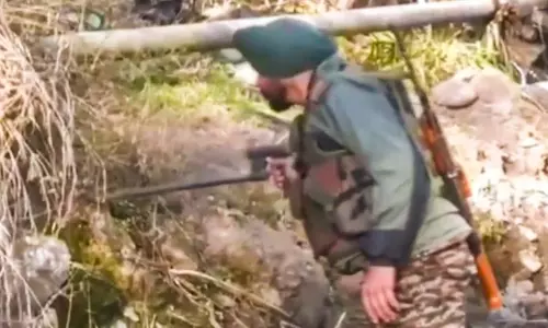Jammu: नियंत्रण रेखा के पास संदिग्ध गतिविधि देखने के बाद सेना के जवानों ने गोलीबारी की Jammu: नियंत्रण रेखा के पास संदिग्ध गतिविधि देखने के बाद सेना के जवानों ने गोलीबारी की