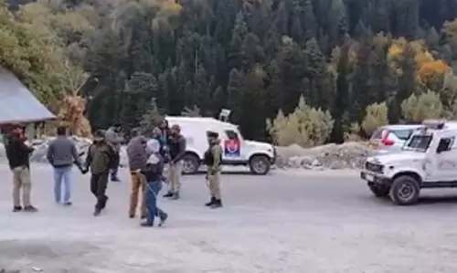 Jammu Police ने श्रीनगर में ड्रग तस्करों के वाहन जब्त किए Jammu Police ने श्रीनगर में ड्रग तस्करों के वाहन जब्त किए