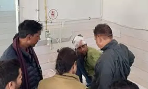 Amethi: चलती ट्रेन में खूनी संघर्ष, दो घायल एक युवक कि मौत Amethi: चलती ट्रेन में खूनी संघर्ष, दो घायल एक युवक कि मौत