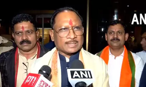 मुंबई पहुंचे CM साय, महाराष्ट्र सरकार के शपथ ग्रहण समारोह में होंगे शामिल मुंबई पहुंचे CM साय, महाराष्ट्र सरकार के शपथ ग्रहण समारोह में होंगे शामिल