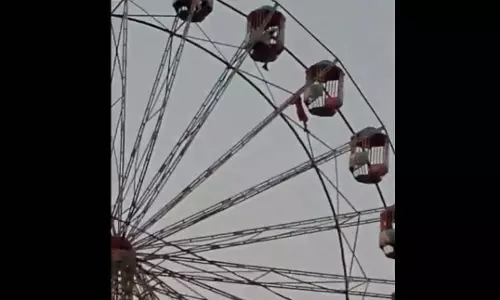 बड़े झूले से गिरी बच्ची, अटक गई सबकी सांसें, फिर हुआ ऐसा चमत्कार बड़े झूले से गिरी बच्ची, अटक गई सबकी सांसें, फिर हुआ ऐसा चमत्कार