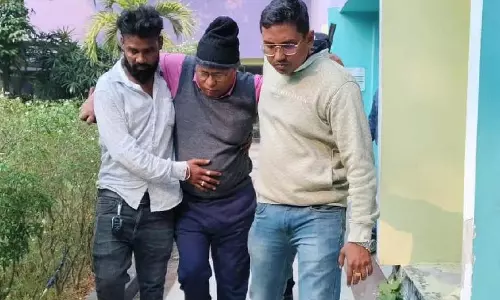 प्रदर्शनकारियों द्वारा चैंबर तक सीमित रखे जाने से Raiganj विश्वविद्यालय के कुलपति बीमार पड़ गए