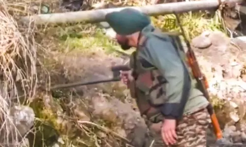 Poonch में नियंत्रण रेखा के पास संदिग्ध गतिविधि देखने के बाद सेना के जवानों ने गोलीबारी की