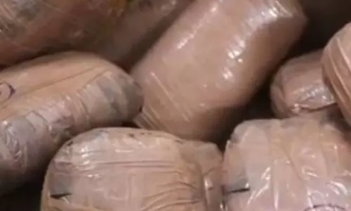 ट्रेन पकड़ रहा यात्री गांजा के साथ गिरफ्तार