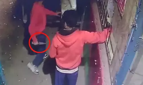 रायपुर: 500 लूटने का विरोध, दारू भट्टी में बदमाश ने मारा चाकू रायपुर: 500 लूटने का विरोध, दारू भट्टी में बदमाश ने मारा चाकू