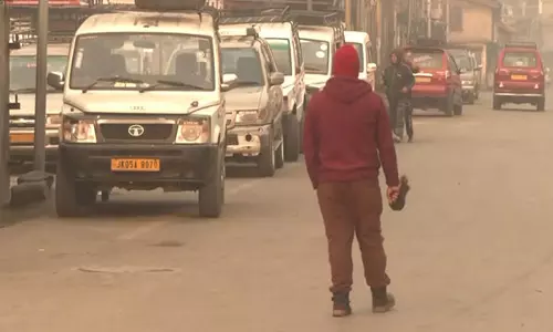 Kashmir Valley में तापमान में गिरावट के साथ शीतलहर जारी Kashmir Valley में तापमान में गिरावट के साथ शीतलहर जारी