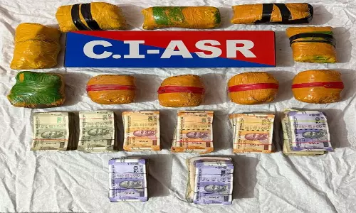 Amritsar पुलिस ने 5 किलो हेरोइन और 4.45 लाख रुपये की ड्रग मनी जब्त की Amritsar पुलिस ने 5 किलो हेरोइन और 4.45 लाख रुपये की ड्रग मनी जब्त की