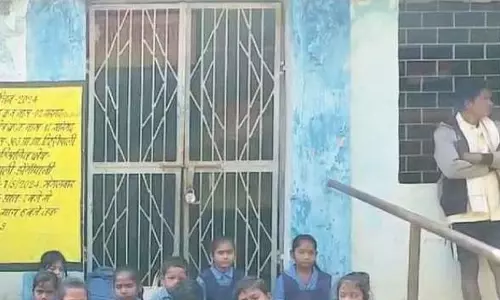 शिक्षकों की अकाल, स्कूल लॉक कर पालकों ने किया प्रदर्शन