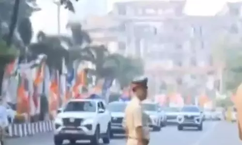 शपथ ग्रहण समारोह में मुंबई पहुंचे पीएम मोदी शपथ ग्रहण समारोह में मुंबई पहुंचे पीएम मोदी
