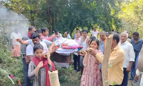 बेटियों ने दी पिता को मुखाग्नि, भावुक हुए ग्रामीण