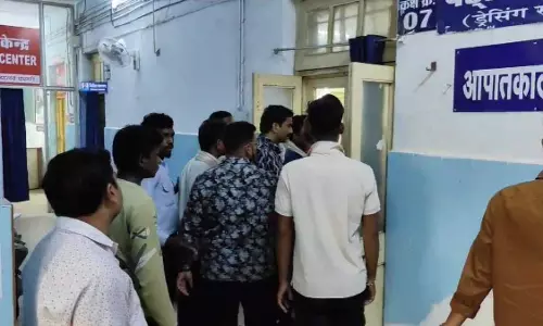 स्कूल अंदर चाकूबाजी, दो टीचर घायल