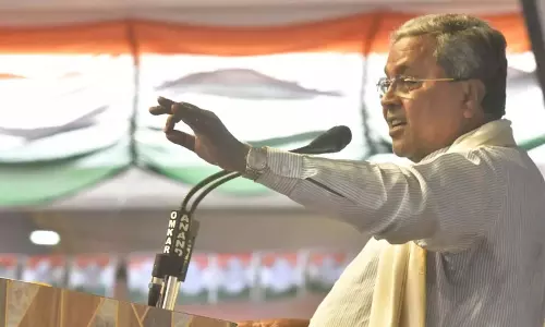 Siddaramaiah ने हसन रैली में देवेगौड़ा पर निशाना साधा Siddaramaiah ने हसन रैली में देवेगौड़ा पर निशाना साधा
