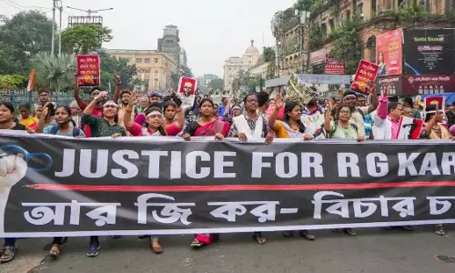 Dr RG Kar Case: माता-पिता ने बेटी के बलात्कार-हत्या पर भाजपा पर खेद जताया Dr RG Kar Case: माता-पिता ने बेटी के बलात्कार-हत्या पर भाजपा पर खेद जताया