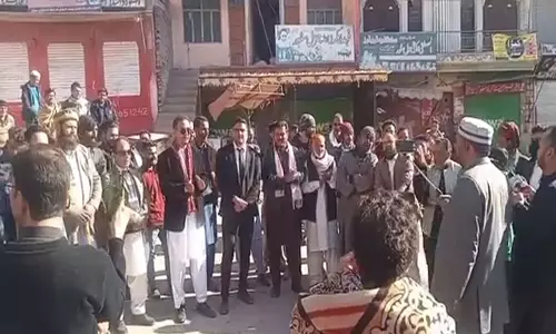 PoJK: विरोध प्रदर्शनों पर नए प्रतिबंधों के विरोध में प्रदर्शनकारियों ने बंदियों की रिहाई की मांग की