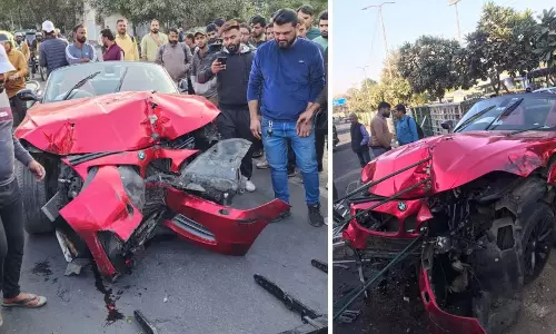 1 करोड़ की तेज़ रफ़्तार BMW कार के उड़े परखच्चे, देखें VIDEO... 1 करोड़ की तेज़ रफ़्तार BMW कार के उड़े परखच्चे, देखें VIDEO...