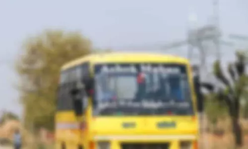 Pune: स्कूल बस में आग लगने से छात्र बाल-बाल बच गए