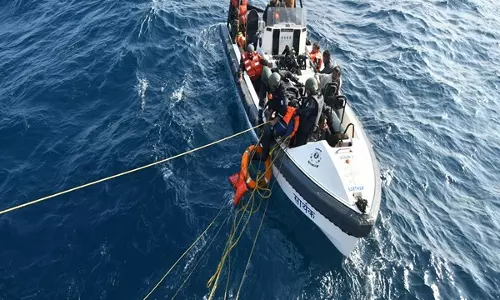 Indian Coast Guard ने डूबे हुए नाव से संकट में फंसे 12 नाविकों को बचाया