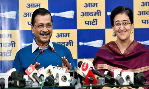 AAP ने दिल्ली में महिला मतदाताओं पर ध्यान केंद्रित किया, सूक्ष्म अभियान रणनीति अपनाई AAP ने दिल्ली में महिला मतदाताओं पर ध्यान केंद्रित किया, सूक्ष्म अभियान रणनीति अपनाई