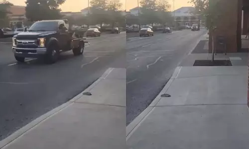 Driver ने रिवर्स में दौड़ाई कार, लोगों ने कहा- दोबारा न करना ऐसा, देखें viral video Driver ने रिवर्स में दौड़ाई कार, लोगों ने कहा- दोबारा न करना ऐसा, देखें viral video
