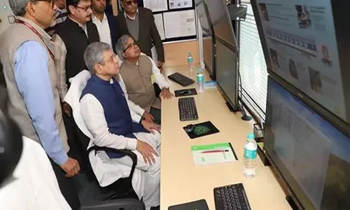 अश्विनी वैष्णव ने नई दिल्ली रेलवे स्टेशन पर RCRIV, ITMS का निरीक्षण किया अश्विनी वैष्णव ने नई दिल्ली रेलवे स्टेशन पर RCRIV, ITMS का निरीक्षण किया