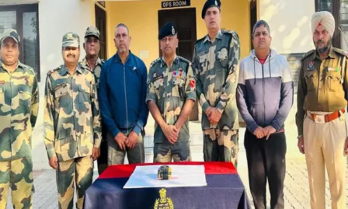 पंजाब सीमा पर BSF ने ड्रोन और 11 किलो हेरोइन जब्त की पंजाब सीमा पर BSF ने ड्रोन और 11 किलो हेरोइन जब्त की