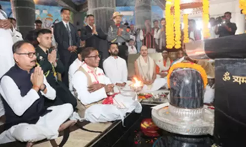 Assam के राज्यपाल ने बताद्रवा थान में श्रीमंत शंकरदेव को श्रद्धांजलि अर्पित की Assam के राज्यपाल ने बताद्रवा थान में श्रीमंत शंकरदेव को श्रद्धांजलि अर्पित की