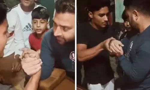 आर्म रेसलिंग करते हुए टूट गया शख्स का हाथ, देखें VIDEO... आर्म रेसलिंग करते हुए टूट गया शख्स का हाथ, देखें VIDEO...