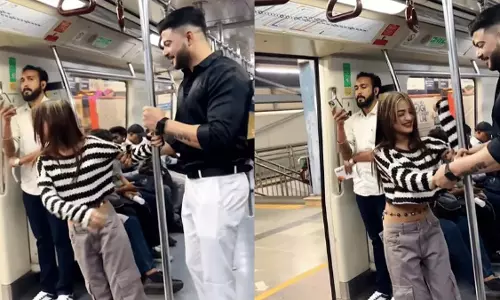 Delhi Metro पर कपल का रोमांटिक सफर, वीडियो सोशल मीडिया पर छाया, देखें viral video