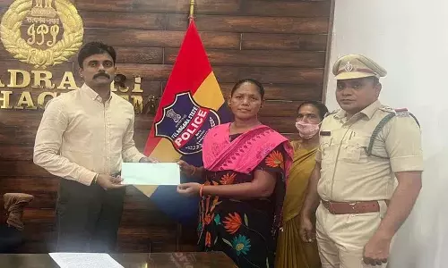 Maoist मदीवी मंगली ने कोठागुडेम पुलिस के सामने आत्मसमर्पण कर दिया