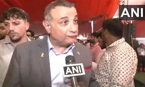 Israeli राजनयिक महाराष्ट्र सरकार के शपथ ग्रहण समारोह में हुए शामिल Israeli राजनयिक महाराष्ट्र सरकार के शपथ ग्रहण समारोह में हुए शामिल