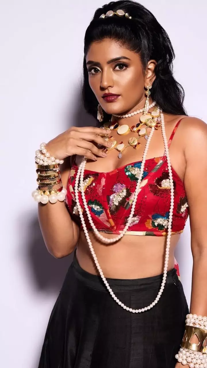 ईशा रेब्बा का रेड हॉट लुक