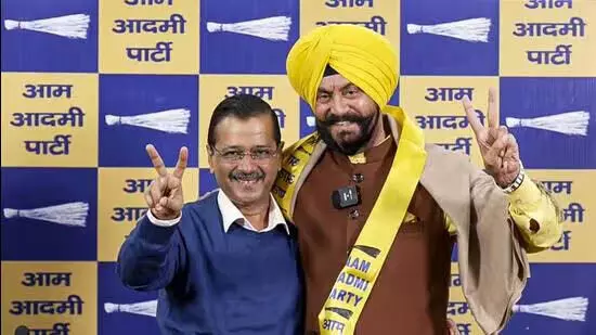 Delhi चुनाव से पहले पूर्व भाजपा विधायक आप में शामिल