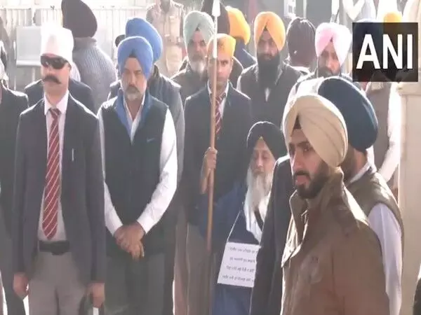 Sukhbir Badal ने आनंदपुर साहिब के तख्त श्री केसगढ़ साहिब में सेवादार के रूप में अपनी सेवाएं जारी रखीं