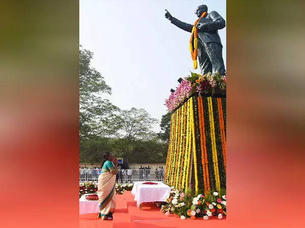 राष्ट्रपति द्रौपदी मुर्मू ने Bhubaneswar में बीआर अंबेडकर को पुष्पांजलि अर्पित की