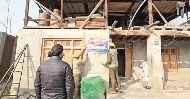 Jammu: पुलिस ने सोपोर में आतंकवादी सहयोगी की संपत्ति कुर्क की