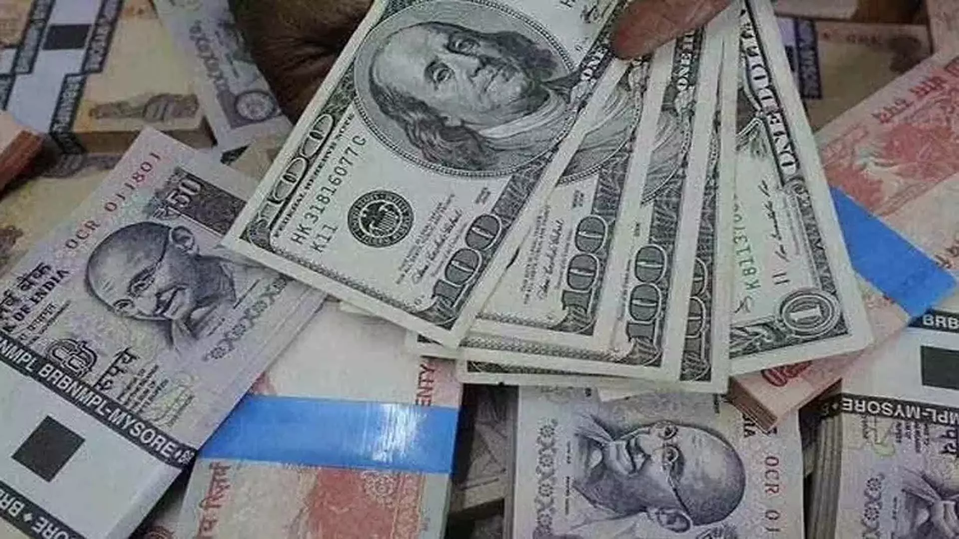 शुरुआती कारोबार में रुपया US dollar के मुकाबले 7 पैसे बढ़कर 84.64 पर पहुंचा