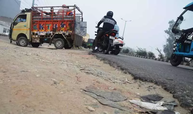 Jalandhar बाईपास के पास उबड़-खाबड़ सड़क हादसों को दे रही आमंत्रण