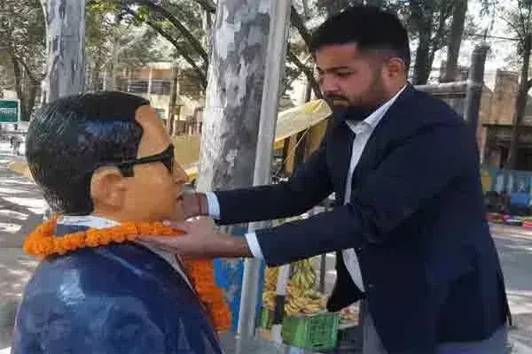 Lohardaga: डॉ भीमराव अंबेडकर की पुण्यतिथि पर DDC, SDO सहित कई ने पुष्पांजलि अर्पित की