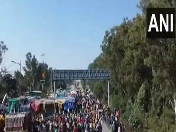 Dilli Chalo मार्च पर प्रदर्शनकारी किसानों को शंभू बॉर्डर पर रोका गया Dilli Chalo मार्च पर प्रदर्शनकारी किसानों को शंभू बॉर्डर पर रोका गया