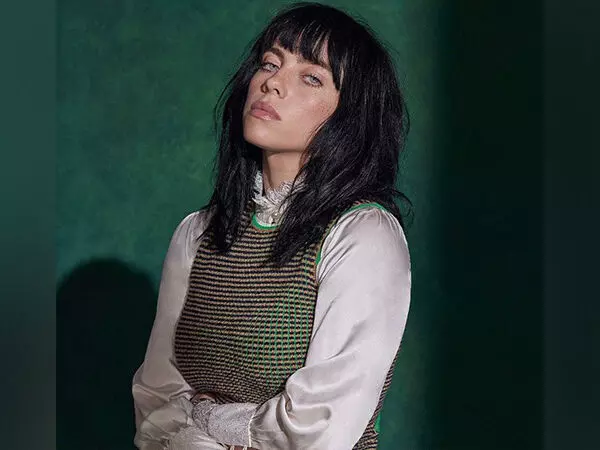 Billie Eilish ने सोशल मीडिया के साथ अपने जटिल रिश्ते के बारे में खुलकर बात की