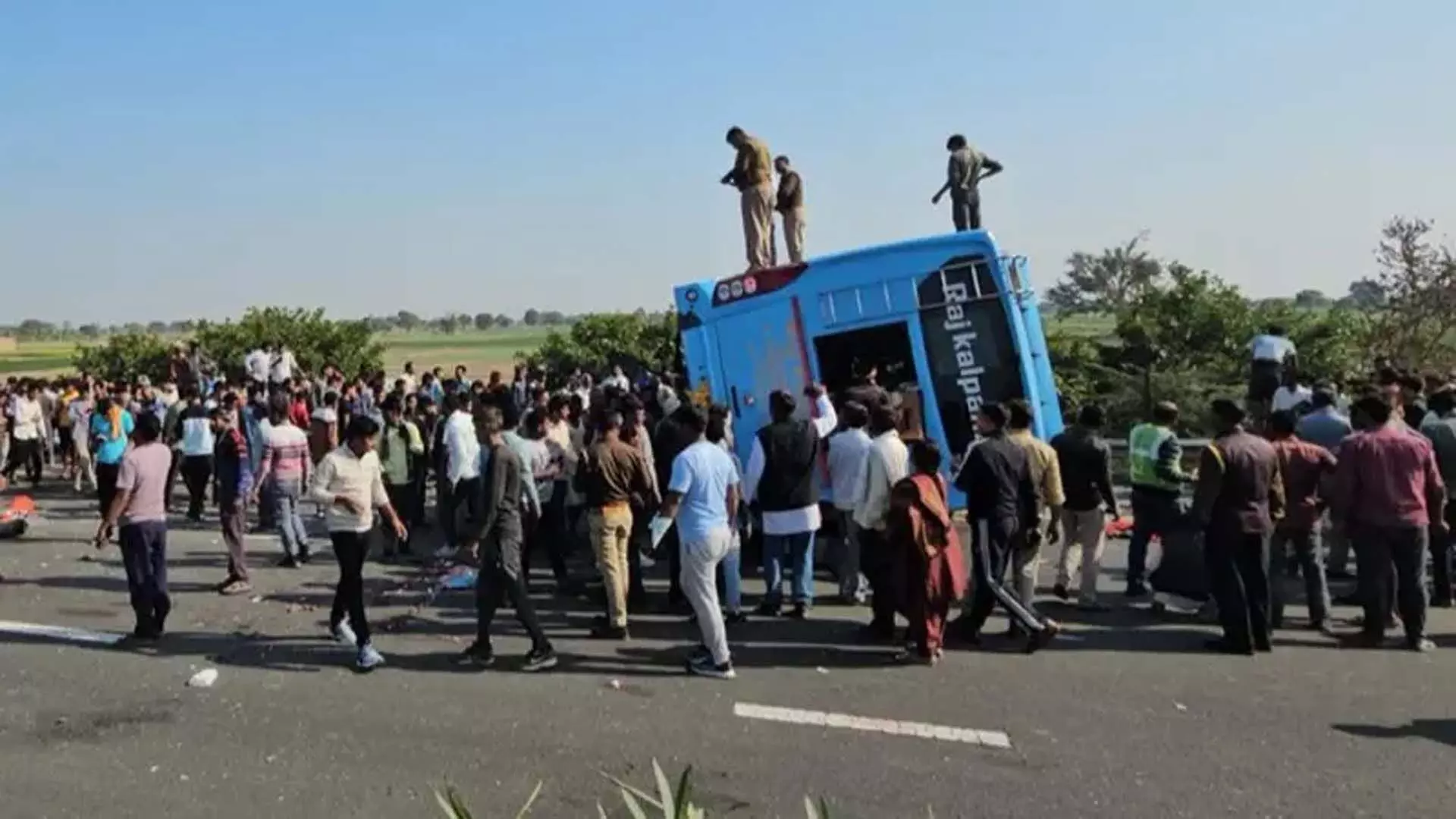 Express Highway पर बस और पानी के टैंकर में टक्कर, आठ लोगों की मौत