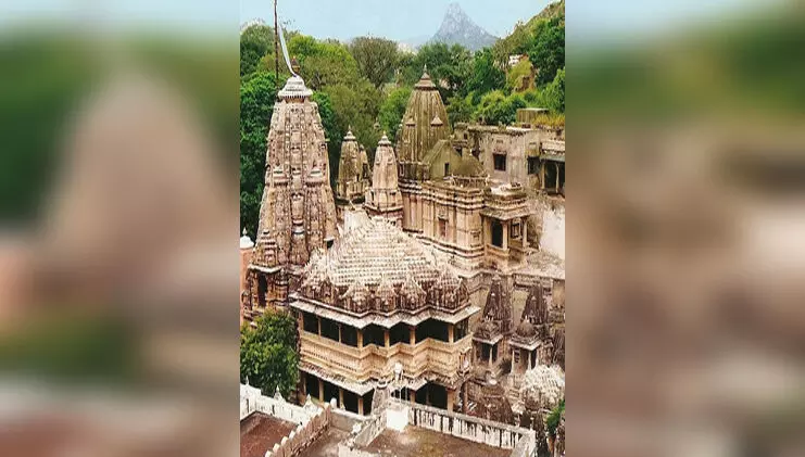 अब इस मंदिर में मोबाइल और छोटे कपड़े पहनकर जाने पर प्रतिबंध, बैनर लगाया गया