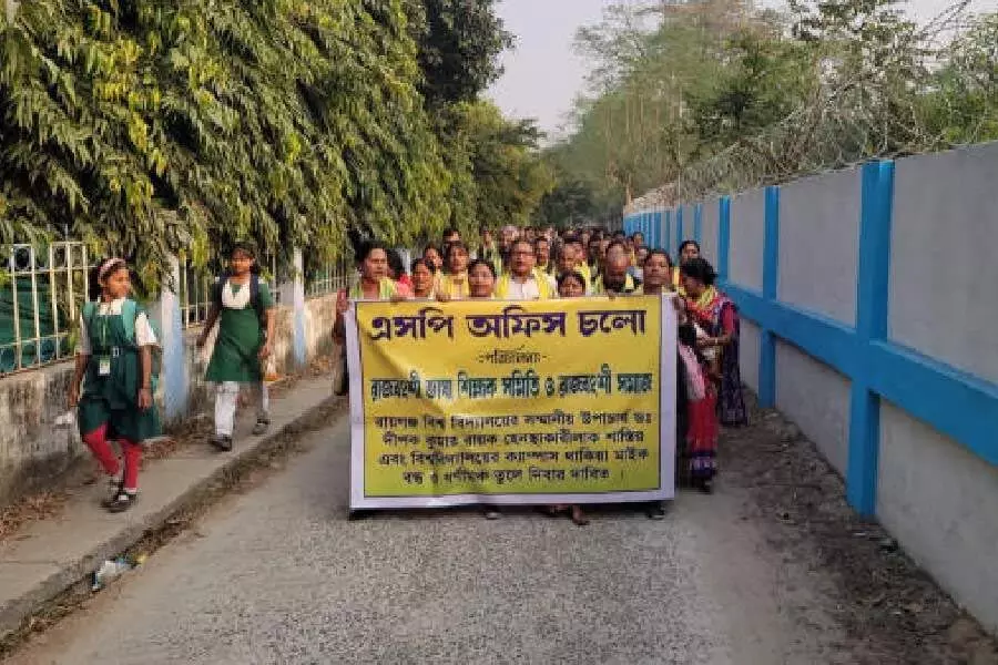 Raiganj विश्वविद्यालय के कुलपति पर जातिगत गाली के खिलाफ शिक्षकों ने निकाली विरोध रैली