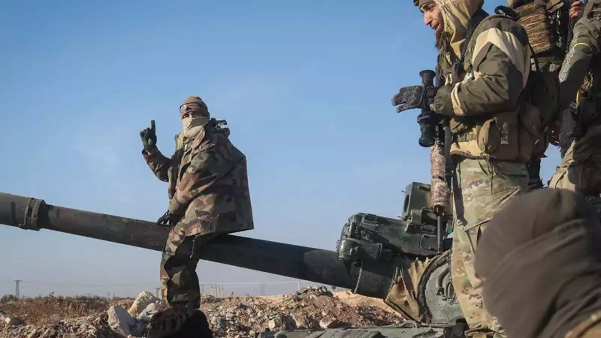 Syria के इस्लामी विद्रोहियों ने हमा सैन्य अड्डे पर सभी विमानों और मिसाइलों के साथ कब्ज़ा कर लिया Syria के इस्लामी विद्रोहियों ने हमा सैन्य अड्डे पर सभी विमानों और मिसाइलों के साथ कब्ज़ा कर लिया