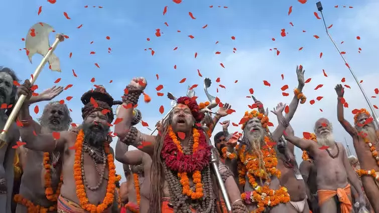 Maha Kumbh 2025: सभी साधु-संतों और तीर्थयात्रियों पर हेलीकॉप्टर से होगी पुष्प वर्षा, जारी रहेगी परंपरा