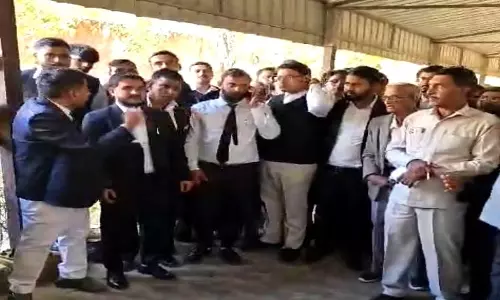 Haryana: नारनौल कोर्ट परिसर में युवक पर हमला, हालत गंभीर Haryana: नारनौल कोर्ट परिसर में युवक पर हमला, हालत गंभीर