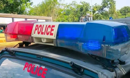 J&K: पुलिस ने चार आतंकवादी सहयोगियों के घरों पर छापेमारी की J&K: पुलिस ने चार आतंकवादी सहयोगियों के घरों पर छापेमारी की