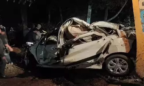 भीषण सड़क हादसा, पेड़ से टकराई कार, 5 की मौत, भयानक मंजर देखकर किसी के भी रोंगटे खड़े हो जाएंगे