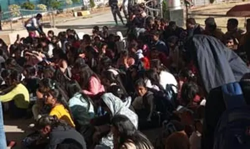 रांची में सेंट्रल यूनिवर्सिटी की छात्रा से रेप का प्रयास, गुस्साए छात्रों का प्रदर्शन रांची में सेंट्रल यूनिवर्सिटी की छात्रा से रेप का प्रयास, गुस्साए छात्रों का प्रदर्शन