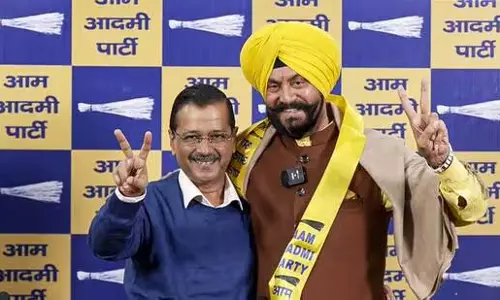 Delhi चुनाव से पहले पूर्व भाजपा विधायक आप में शामिल